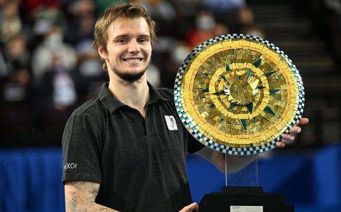 还结识了许 还结识了许